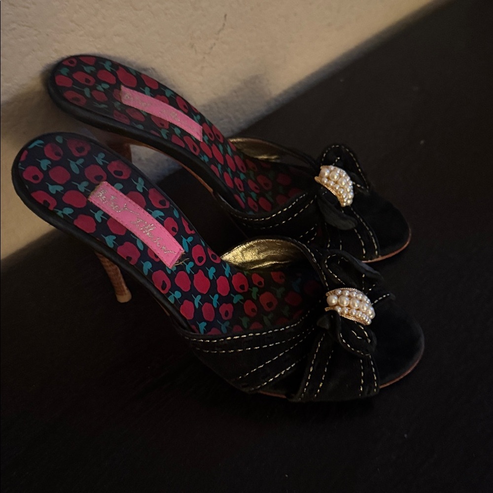 Betsey Johnson Black Suede Pearl and Bow Heels Size 6‎ - Picture 4 of 7
